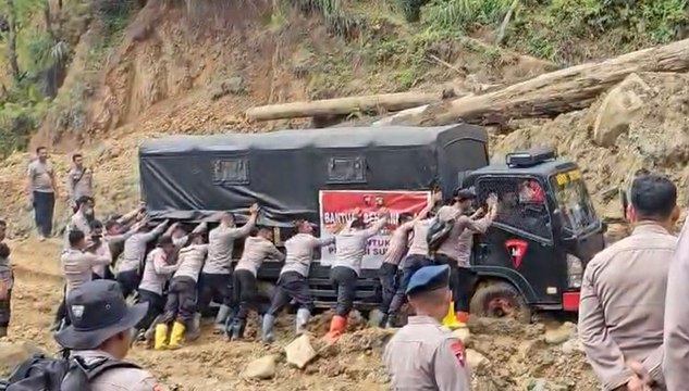 Brimob Polda Sumsel Terobos Longsor, Buka Akses Terputus di Gayo Lues