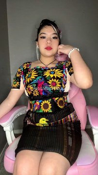 bella y hermosa mujer jovencita chapina de Guatemala bailando con sus coerte o traje típicos