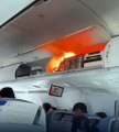 Bateria explode dentro de avião  e passageiros entram em pânico; veja
