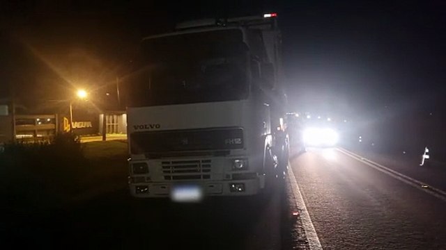 Caminhão com falha mecânica interdita parcialmente a BR-277 em Santa Tereza do Oeste