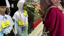Uniform sekolah atau baju sukan?