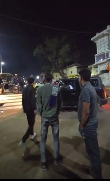 स्टंट दिखाने घाट की सीढ़ियों पर उतारी थार