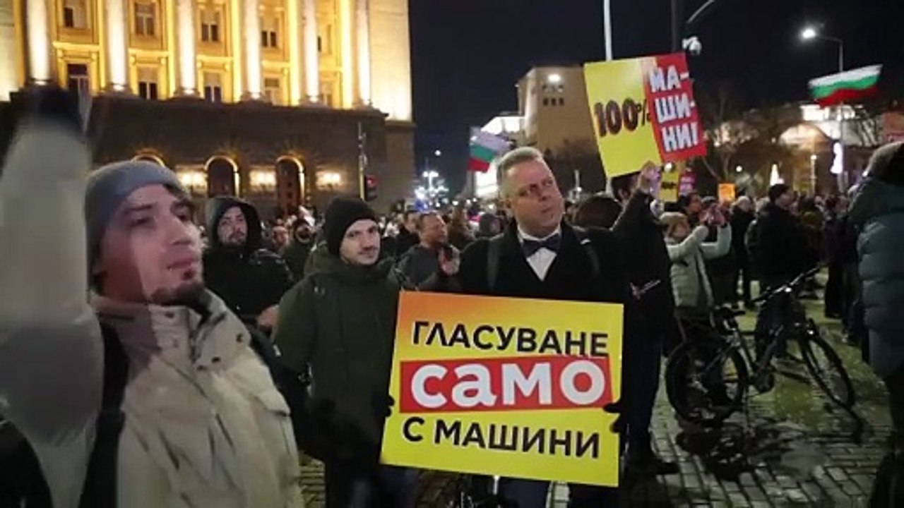 Тысячи в Софии требуют честных выборов и отставки правительства