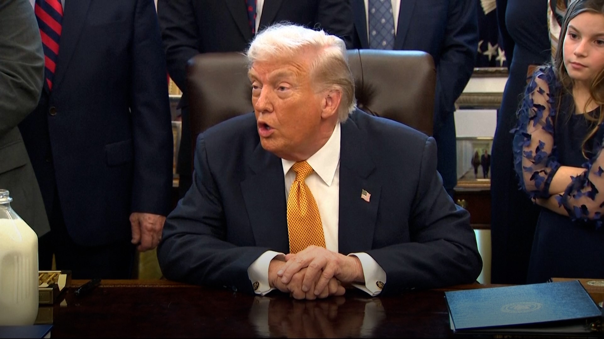 El presidente de Estados Unidos, Donald Trump, asegur� este mi�rcoles que mantuvo una "gran conversaci�n" con la presidenta interina de Venezuela, Delcy Rodr�guez, en un momento clave para las relaciones bilaterales tras la detenci�n de Nicol�s Maduro. La llamada, seg�n explic� Trump desde el Despacho Oval durante la firma de una ley, fue la primera desde que el exmandatario venezolano fue arrestado el pasado 3 de enero y trasladado a territorio estadounidense para enfrentar cargos por narcotr�fico.

"Tuvimos una llamada larga. Hablamos de muchas cosas y creo que nos estamos llevando muy bien con Venezuela", afirm� el presidente estadounidense ante los periodistas. Sus declaraciones se produjeron poco despu�s de que Rodr�guez ofreciera su primera rueda de prensa como l�der interina, tras la captura de Maduro por parte de Estados Unidos.

La Casa Blanca ha apostado por Rodr�guez como interlocutora para avanzar en el control estadounidense sobre las exportaciones de petr�leo venezolano, pese a que Trump la sancion� en su primer mandato por presuntas violaciones de derechos humanos. De hecho, a comienzos de este mes, el presidente la advirti� con una situaci�n "probablemente peor que la de Maduro" si no cumpl�a sus exigencias.

Mientras Maduro se ha declarado no culpable de los cargos relacionados con drogas y permanece detenido en una c�rcel de Brooklyn, el respaldo de Trump a Rodr�guez ha desplazado a Mar�a Corina Machado, l�der opositora y Premio Nobel de la Paz, quien tiene previsto reunirse con el mandatario este jueves en la Casa Blanca.