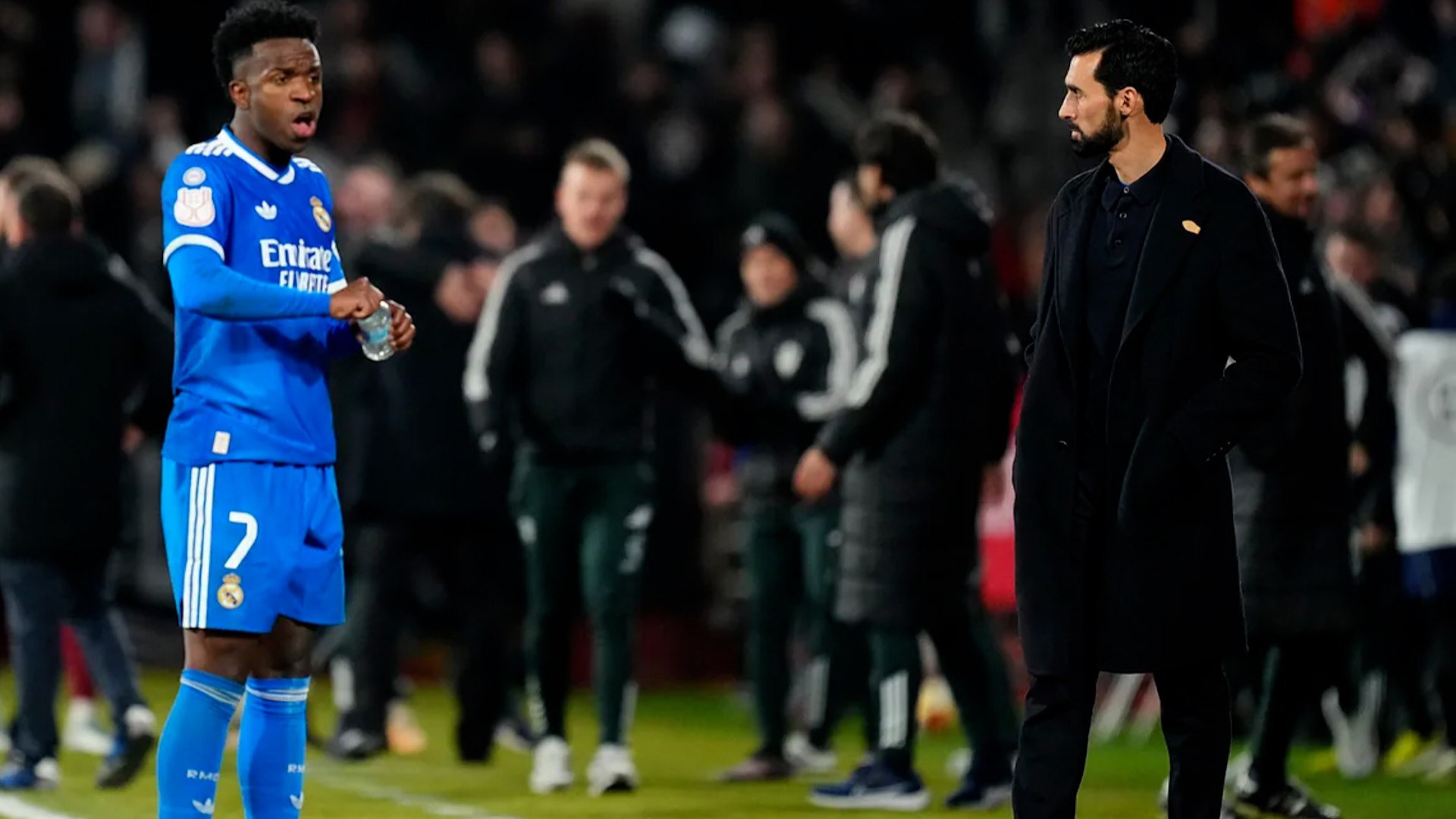 En una noche g�lida de apenas dos grados, marcada por la niebla y la sorpresa, el Real Madrid qued� fuera de la Copa del Rey tras perder 3-2 contra el Albacete. Este resultado marca un inicio traum�tico para la era de �lvaro Arbeloa, quien asumi� el cargo de entrenador del primer equipo apenas 30 horas antes de este enfrentamiento en sustituci�n de Xabi Alonso.