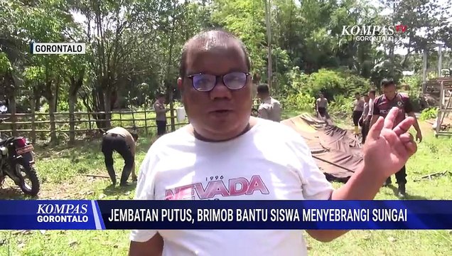 Jembatan Putus, Personel Brimob Polda Gorontalo Bantu Siswa Sebrangi Sungai
