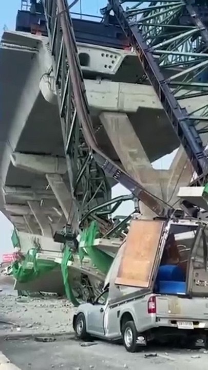 Dos muertos y un herido por un nuevo desplome de grúa en Tailandia tras el accidente ferroviario.