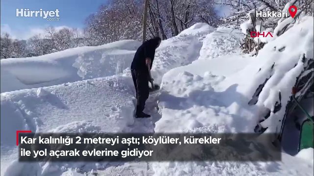 Kar kalınlığı 2 metreyi aştı; köylüler, kürekler ile yol açarak evlerine gidiyor