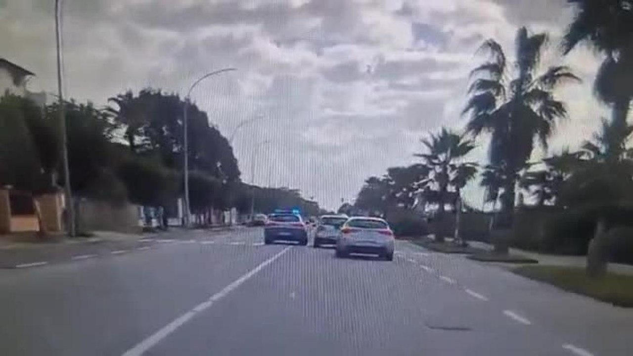 Versilia, danneggia due auto e tenta di investire un passante: poi il rocambolesco inseguimento della polizia