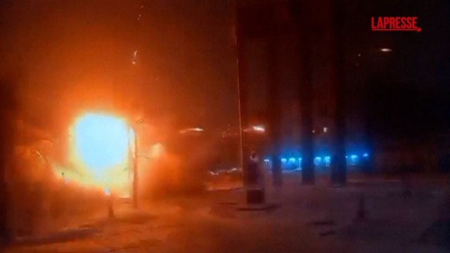 Ucraina, drone colpisce un parco giochi a Leopoli: il video dello schianto