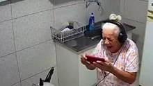 Idosa assiste vídeo e nem percebe a panela explodindo