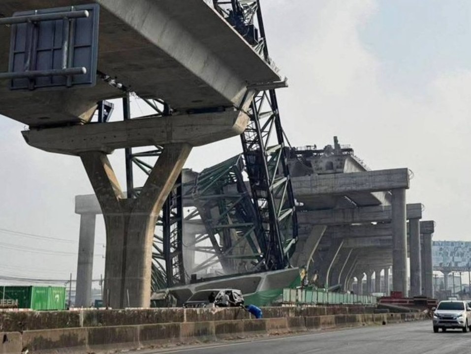 Baukran stürzt auf Autobahn: Zwei Tote