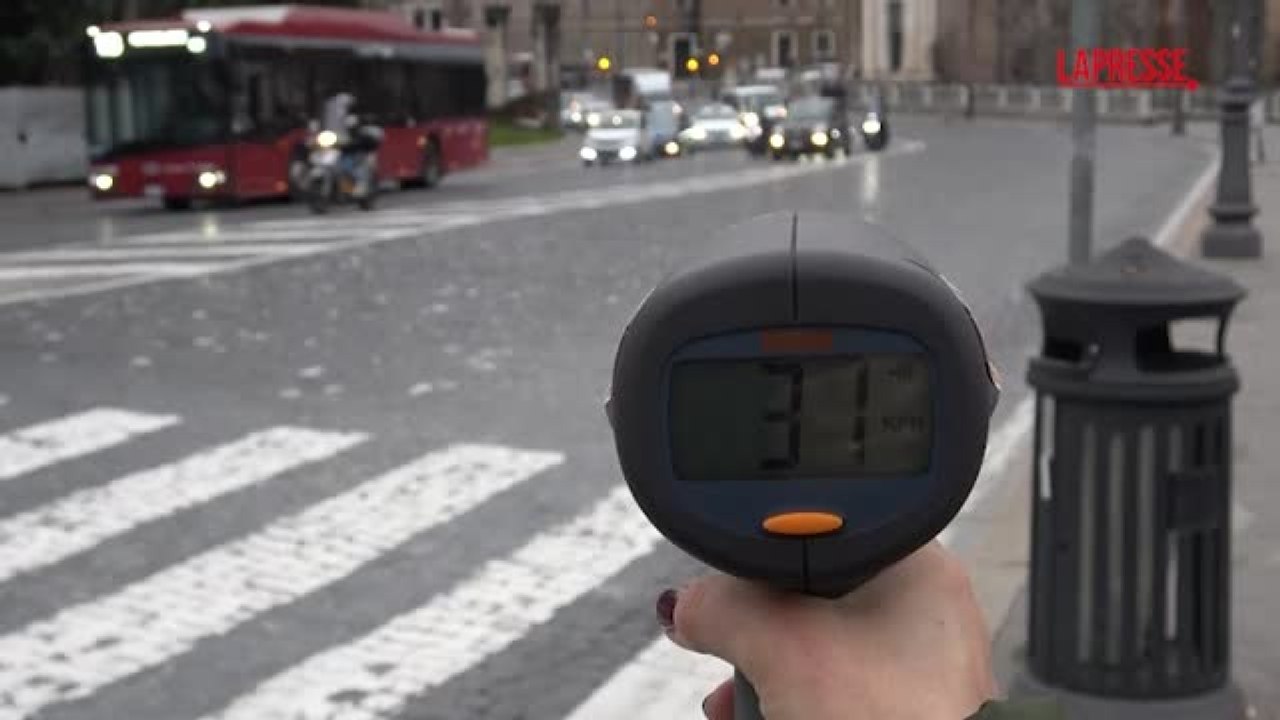 «Zona 30» a Roma centro dal 15 gennaio, quasi tutti lo sanno ma in pochi rispettano il limite di velocità. Un tassista: «Misura inutile»