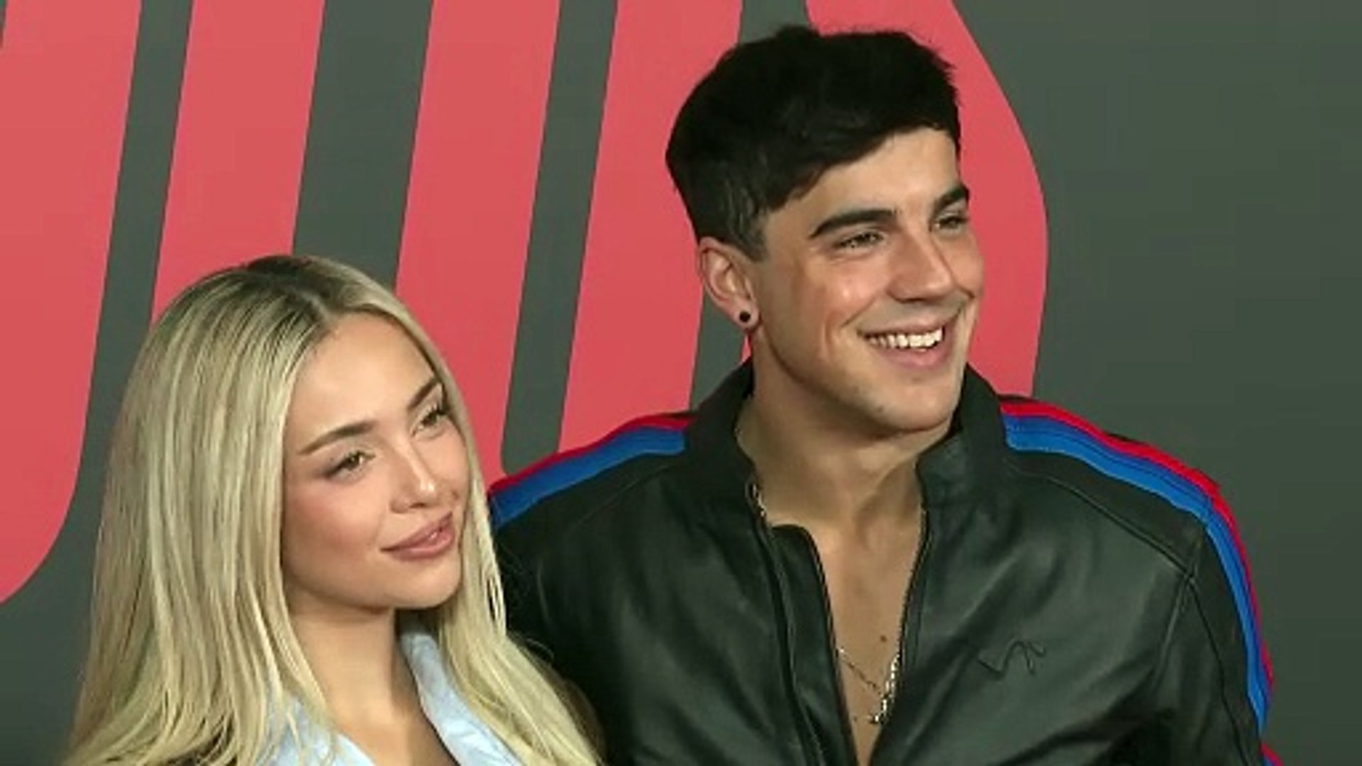 Óscar Casas y Ana Mena, una pareja de diez en la presentación de la película  'Ídolos' - Vídeo Dailymotion