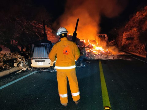 Cierran la carretera libre Monterrey–Laredo por accidente e incendio de vehículo