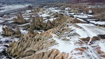 Kapadokya'da masalsı manzara: Peribacaları beyaza büründü