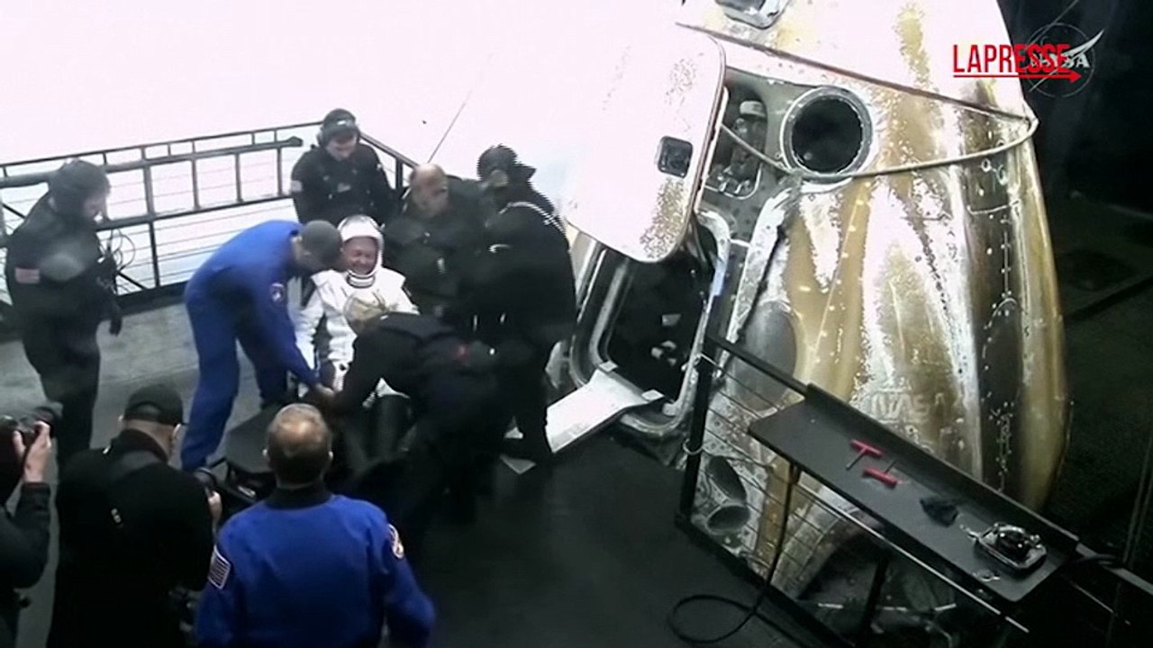 Usa, rientro dalla ISS: una nave recupera la capsula con 4 astronauti nell'Oceano Pacifico