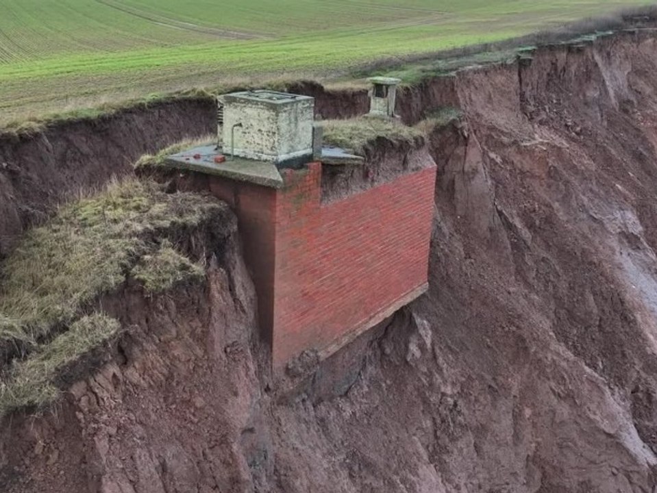Auf der Klippe: Alter Atombunker kurz vorm Absturz