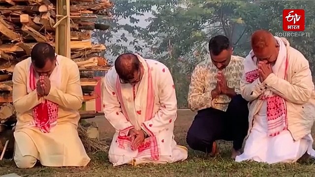 असम के शहरों और गांवों में बिहू की खुशियां, मेजी जलाकर लोगों ने की सुख-समृद्धि की कामना