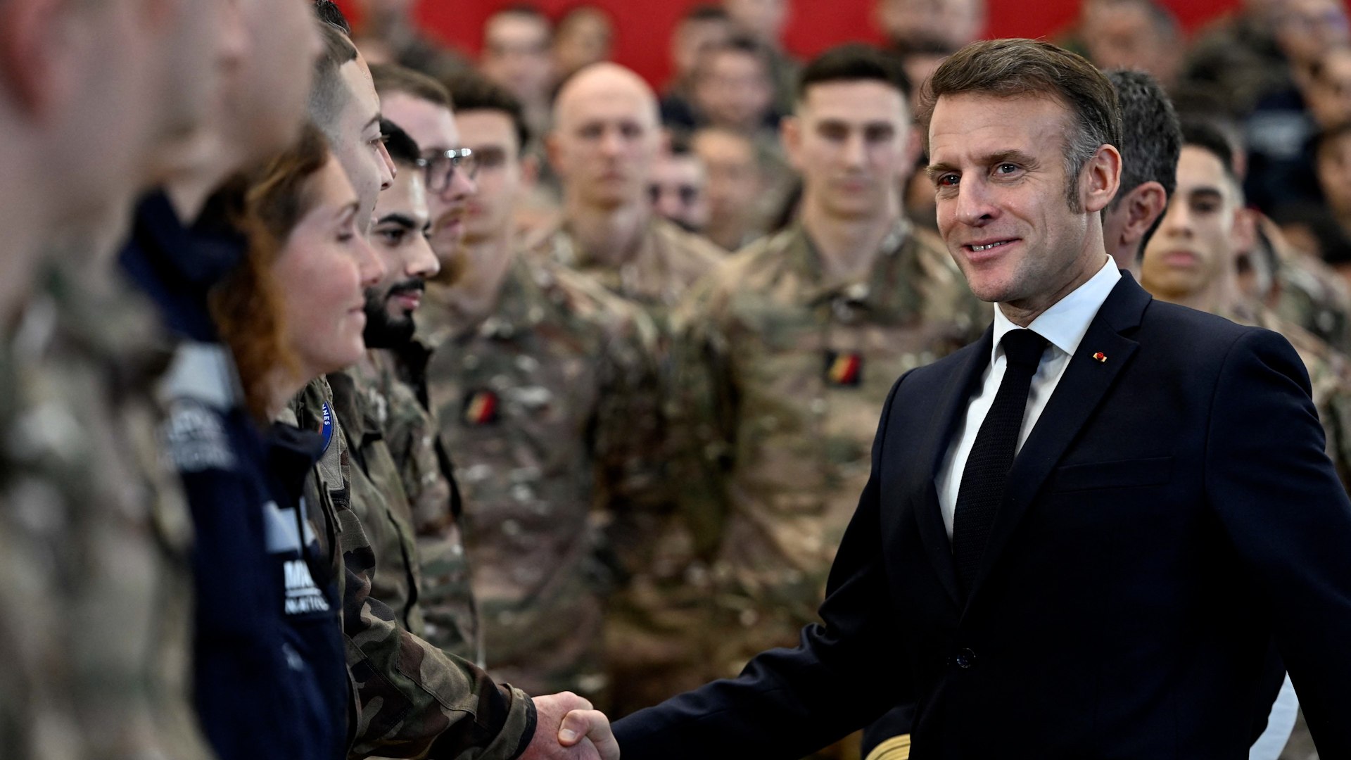 El presidente franc�s, Emmanuel Macron, ha hecho un llamamiento urgente para acelerar los esfuerzos europeos en materia de defensa ante el resurgimiento de potencias que buscan desestabilizar el orden actual. Durante su tradicional discurso de a�o nuevo en la base a�rea de Istres, sede del arsenal nuclear de Francia, el mandatario subray� que la autonom�a estrat�gica ya no es una opci�n, sino una necesidad imperante, afirmando que "la historia no perdona ni la falta de preparaci�n ni la debilidad".