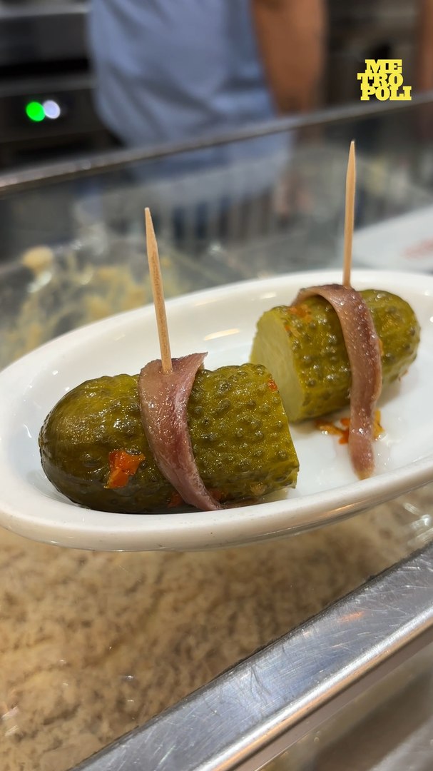 Lo hacen en el Bar Morales, 'el at�mico', que ha dado nombre a este encurtido que pasa varios d�as macerando con guindillas, lo que le da ese toque picante y adictivo.

Para rebajar el picor, puedes optar por las ca�as de este bar con m�s de 70 a�os de historia o por alguna de sus tapas de pescado o su ensaladilla casera.

Bar Morales, 'el at�mico' (C/ Mel�ndez Vald�s, 58, Madrid)