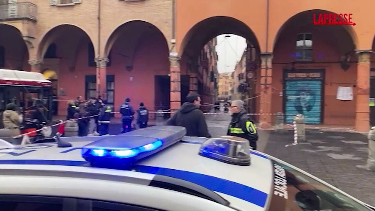 Bologna, autobus si scontra con una colonna in piazza Verdi: la scena dell'incidente
