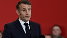 Macron sul palco con un occhio rosso, e lui scherza: «È un riferimento all'Eye of the Tiger»