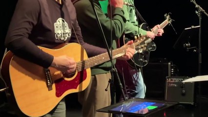 Poto Carr&eacute; monte sur sc&egrave;ne et mouille le maillot