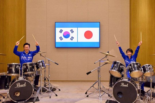 Líderes de Japón y Corea del Sur tocan las baterías juntos