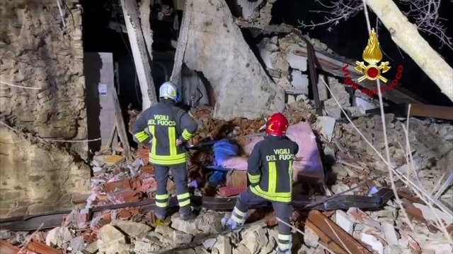Arezzo, esplosione e crollo di una palazzina: l'intervento dei vigili del fuoco tra le macerie