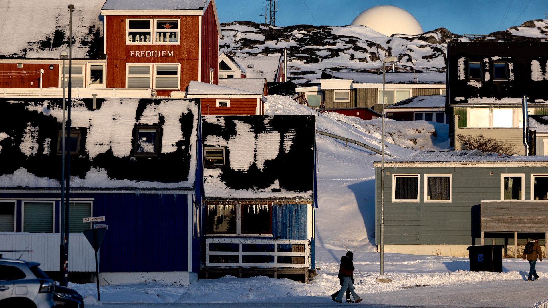 La mayor isla del mundo atraviesa un momento de profunda introspecci�n geopol�tica. Lo que durante d�cadas fue un objetivo irrenunciable para la clase pol�tica de Nuuk, la independencia total de Dinamarca, ha chocado frontalmente con la realidad del expansionismo de Estados Unidos. Las recientes amenazas de anexi�n por parte de la administraci�n de Donald Trump no solo han alterado los mapas estrat�gicos, sino que han puesto las aspiraciones soberanistas en un estado de hibernaci�n forzada.
El debate sobre la autodeterminaci�n ha pasado de lo id�lico a lo pragm�tico. Un empresario local, que prefiere mantener el anonimato ante la delicadeza del asunto, describe este cambio de paradigma de forma tajante: "El ansia de independencia de los groenlandeses se ha atemperado debido a la situaci�n creada por Donald Trump. Pero los partidos pol�ticos se niegan a aceptarlo. Desde que alcanzamos la autonom�a en 1979, la identidad de esos partidos se ha basado en el &lsquo;pensamiento m�gico&rsquo; de una Groenlandia que alg�n d�a ser�a, siempre en el futuro, ser�a independiente y autosuficiente, y ahora se resisten a cambiar".
Dan Sivertsen, secretario general de la patronal de la isla, advierte que "desde que Donald Trump lleg� por segunda vez a la Casa Blanca y empez� a hablar de hacerse con Groenlandia, la actividad econ�mica se ha frenado". La falta de estabilidad est� alejando el capital extranjero, ya que, seg�n Sivertsen, "las empresas necesitan estabilidad, y en el actual clima geopol�tico hemos comprobado una creciente indecisi�n en las inversiones en sector del turismo y de la construcci�n".
La vulnerabilidad de Groenlandia no es solo pol�tica, sino estructural. La capital, Nuuk, ha experimentado un crecimiento poblacional masivo en el siglo XXI, lo que ha generado que la vivienda se convierta en "un problema serio, casi tanto como en Madrid".
A este reto social se suma una crisis energ�tica latente. El proyecto para ampliar la capacidad hidroel�ctrica de la ciudad, fundamental para garantizar el suministro m�s all� de 2033, "ha sido suspendida debido a la situaci�n creada" por la presi�n estadounidense. Esta decisi�n es cr�tica, ya que, como recuerda el l�der de la patronal, "las obras necesitar�n alrededor de diez a�os, as� que ya vamos m�s de tiempo. Cualquier atraso podr�a crear dificultades en Nuuk".
El sentimiento en las calles refleja una ca�da en el apoyo a la ruptura con Copenhague, que seg�n algunas encuestas habr�a bajado del 67% al 56%. Los ciudadanos parecen dar prioridad ahora a la seguridad y al bienestar econ�mico sobre los s�mbolos nacionales. Malik, un pescador local, representa este cambio de tendencia al explicar que, aunque cree en la independencia, prefiere esperar d�cadas hasta ser autosuficientes. Su cambio de voto en 2025 se debi�, seg�n afirma, "sobre todo por la cuesti�n de si una Groenlandia soberana tiene sentido o no ahora mismo".
En un territorio que depende de las transferencias danesas para cubrir la mitad de su presupuesto y que es tan extenso como cuatro Espa�as, la independencia ya no se ve como un acto simb�lico, sino como una transferencia masiva de funciones para las que el pa�s podr�a no estar listo todav�a.