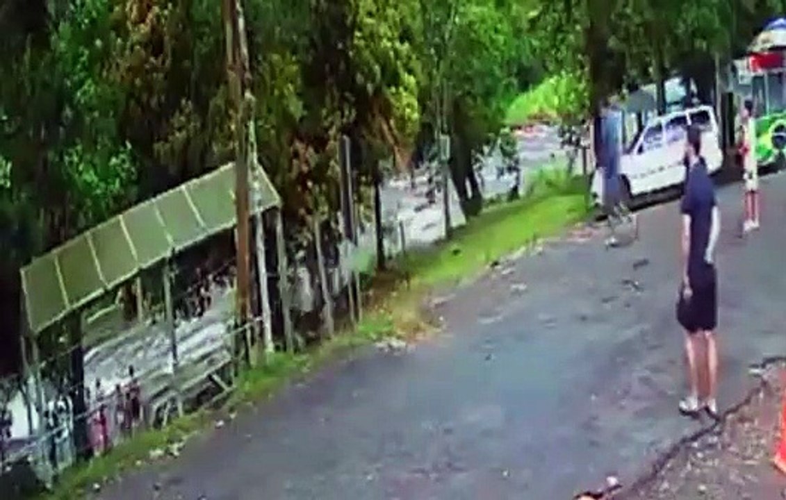 Policiais salvam família arrastada por cabeça d'água no Paraná