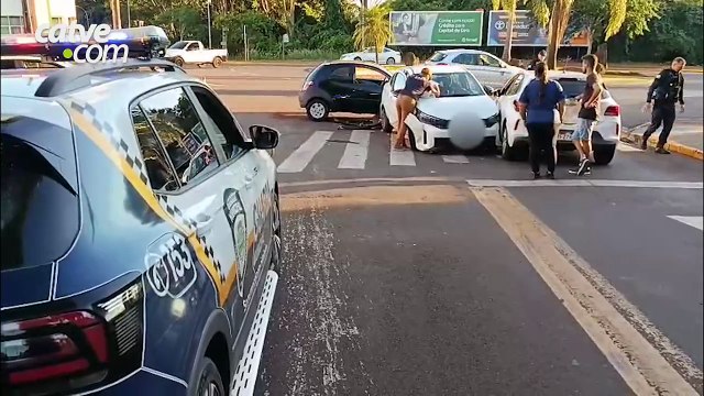 Batida entre três carros deixa mulher ferida em rotatória de Toledo
