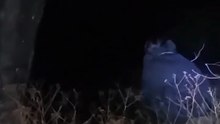 Bruja grabada en video en un bosque