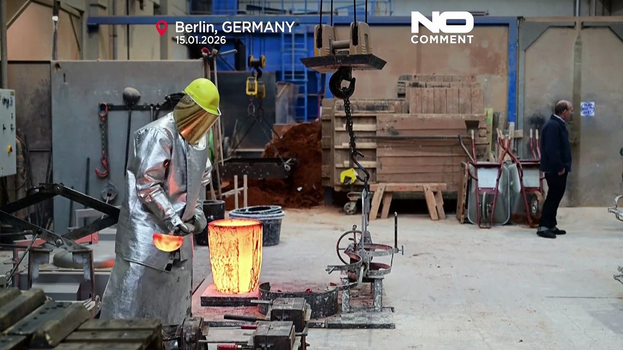 Gießer fertigen die Bären für die 76. Berlinale aus Bronze nach traditionellen Bronzegusstechniken