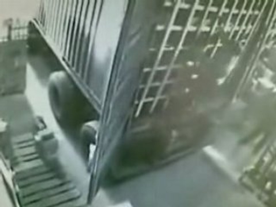 Régis décharge un camion