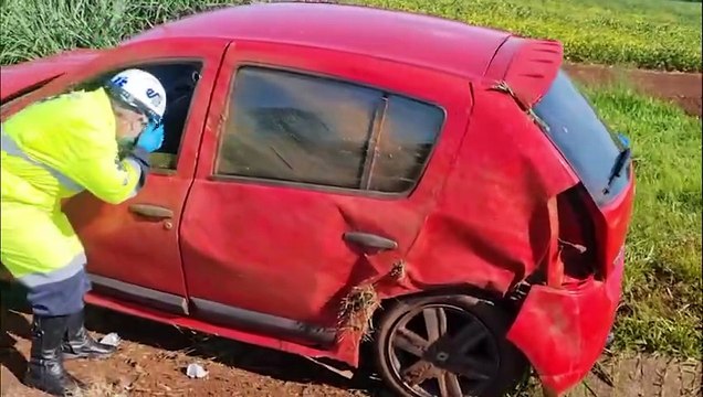 Carro capota e derruba placa na BR-277 entre Cascavel e Santa Tereza do Oeste