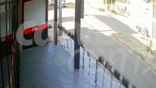 Câmera de segurança registra acidente com scooter elétrica no bairro Santa Cruz