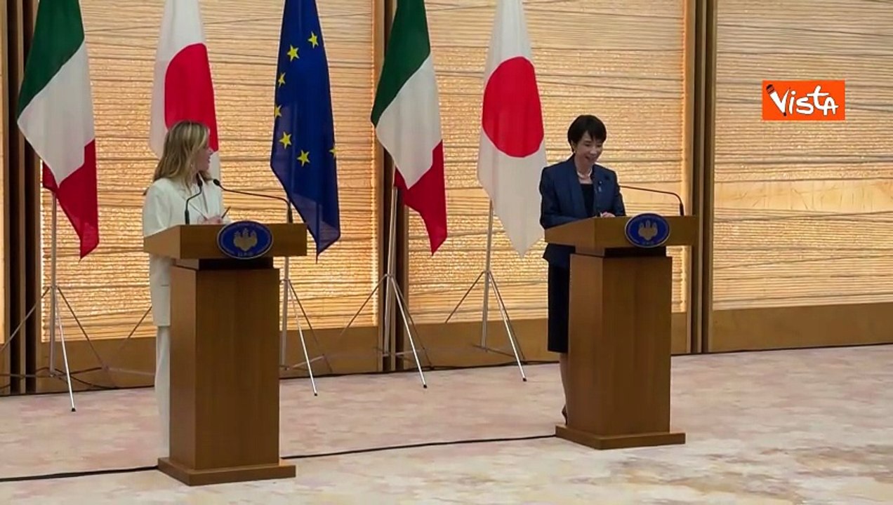 Takaichi fa gli auguri di compleanno a Meloni, l'applauso della delegazione giapponese