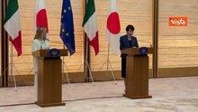 Takaichi fa gli auguri di compleanno a Meloni, l'applauso della delegazione giapponese