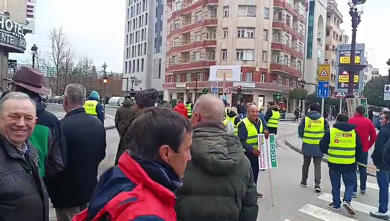 Tractorada en Burgos: los tractores no pasan de San Lesmes, pero cortan el tráfico a pie