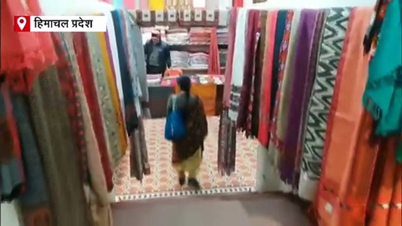 सैलानियों को लुभा रहीं हिमाचली ऊनी शॉलें, कारीगरी में दिखी परंपरा और संस्कृति की झलक