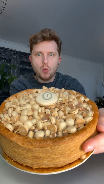 Les galettes des rois de chez Ladurée 😍✨Une première galette des rois en exclusivité aux Galeries Lafayette Gourmet, à la frangipane noisette ✨Et la deuxième… Une frangipane surmontée de coques de macarons