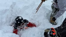 Joven atascado en nieve es rescatado por esquiador