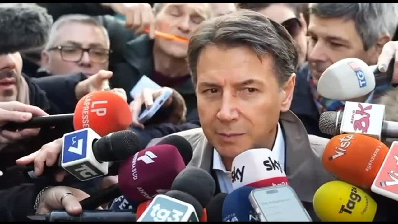 Conte in piazza per l'Iran: "Dobbiamo dare segnale a popolo iraniano"