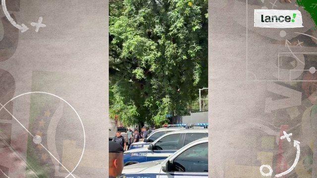 Torcida do São Paulo protesta antes de votação do impeachment do Casares