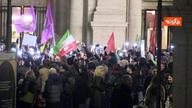 Presidio a favore del popolo iraniano in Piazza del Campidoglio, i manifestanti cantano Bella Ciao
