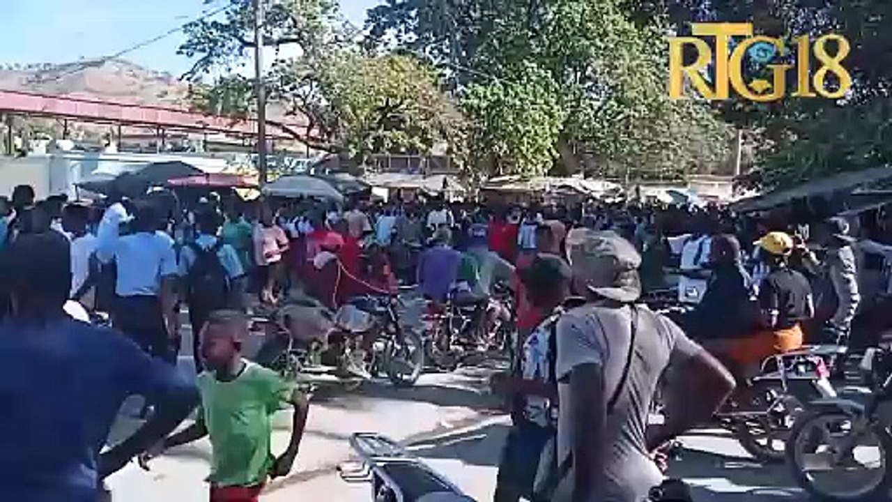 Plizyè sitwayen ak elèv nan komin Belladère manifeste pou mande MSPP tèren pou konstwi yon lopital