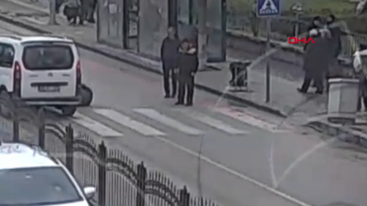 Yaya geçidinden geçerken hafif ticari araç çarptı; kaza kamerada