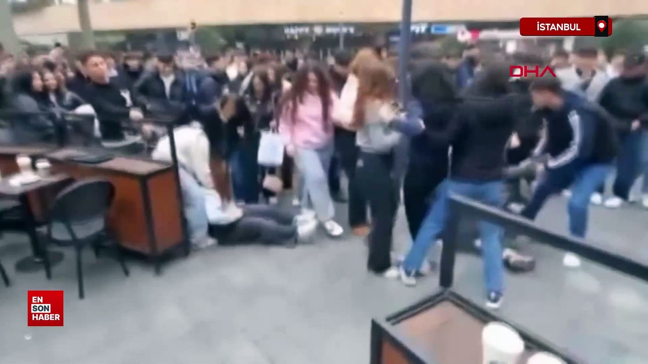 İstanbul'da alışveriş merkezindeki kadınların saç saça kavgası